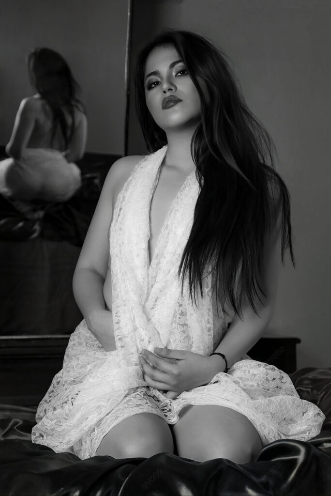 Sesión boudoir en blanco y negro frente al espejo, Boudoir Lima
